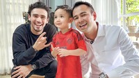 Pemain naturalisasi asal Belanda itu terlihat mampir ke rumah Raffi Ahmad. Ia mengajak Rafathar dan Rayyanza untuk main bola bersama. Foto: Instagram raffinagita1717