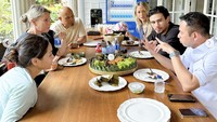 Nathan tidak sendirian. Ia datang bersama kedua orang tuanya. Mereka disajikan makanan tradisional oleh Raffi Ahmad dan Nagita Slavina. Foto: Instagram raffinagita1717