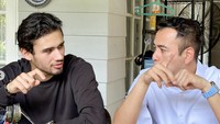 Begini potret akrab Raffi berbincang dengan pria 22 tahun tersebut di Andara. Terlihat di hadapan mereka ada senampan nasi liwet aneka lauk. Foto: Instagram raffinagita1717