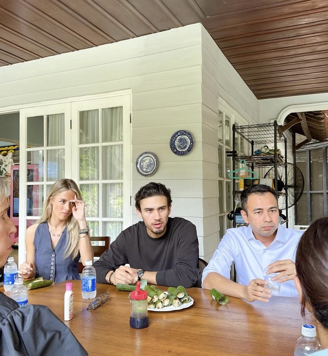 Selain menonton pertandingan pacar, Fefe mencuri atensi ketika tampil bersama Nathan dan keluarga di video Rans Entertainment saat main ke rumah pasangan artis tersebut. Foto: Instagram raffinagita1717/nathantjoeaon