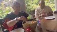 Nagita juga menjelaskan kepada keluarga Nathan lauk-lauk nasi liwet. Salah satunya corn fritters alias bakwan jagung. Foto: Instagram raffinagita1717
