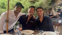 Lewat akun Instagram pribadinya @nathantjoeaon, ia juga memperlihatkan momen kulineran yang seru. Salah satunya ketika santap carpaccio hingga gurita di pantai Spanyol. Foto: Instagram nathantjoeaon