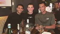 Di Belanda, ia terlihat sedang santai di kafe bersama teman-temannya. Terlihat beberapa gelas minuman menemani waktu santai mereka. Foto: Instagram nathantjoeaon