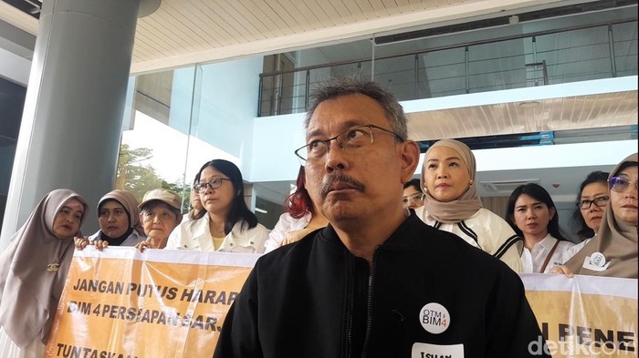Orang tua siswa  penerima BIM Persiapan S1 Luar Negeri Angkatan 4 Ishandawi.