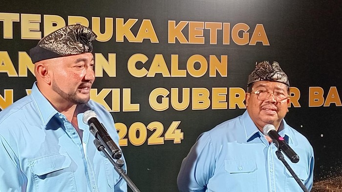 Paslon Mulia-PAS memberikan keterangan pers seusai debat ketiga Pilgub Bali 2024 di BNDCC, Badung, Rabu (20/11/2024). (Aryo Mahendro/detikBali)