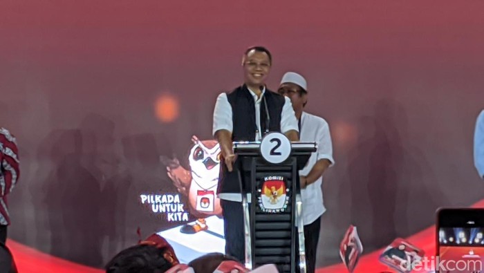Paslon nomor 2 Zulkieflimansyah-Suhaili Fadhil Thohir saat debat ketiga Pilgub NTB, Rabu (20/11/2024).