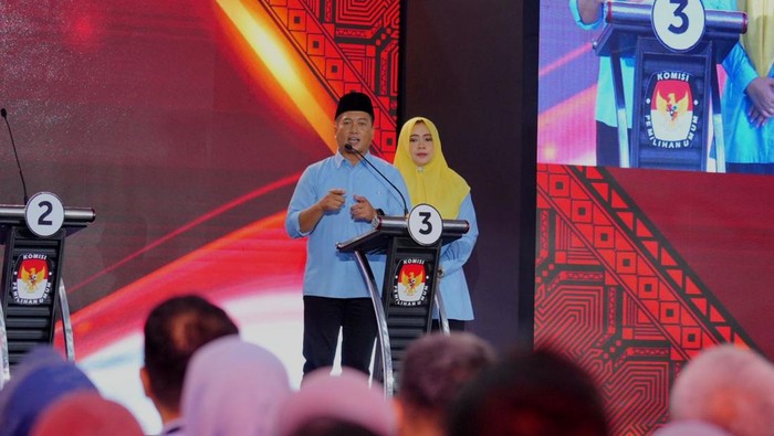 Paslon nomor 3, Iqbal-Dinda, saat debat ketiga Pilgub NTB di Mataram. (Edi Suryansyah/detikBali)