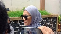 Penampilan Paula Verhoeven saat hadiri sidang cerai di Pengadilan Agama Jakarta Selatan. Foto: Ahsan/detikhot