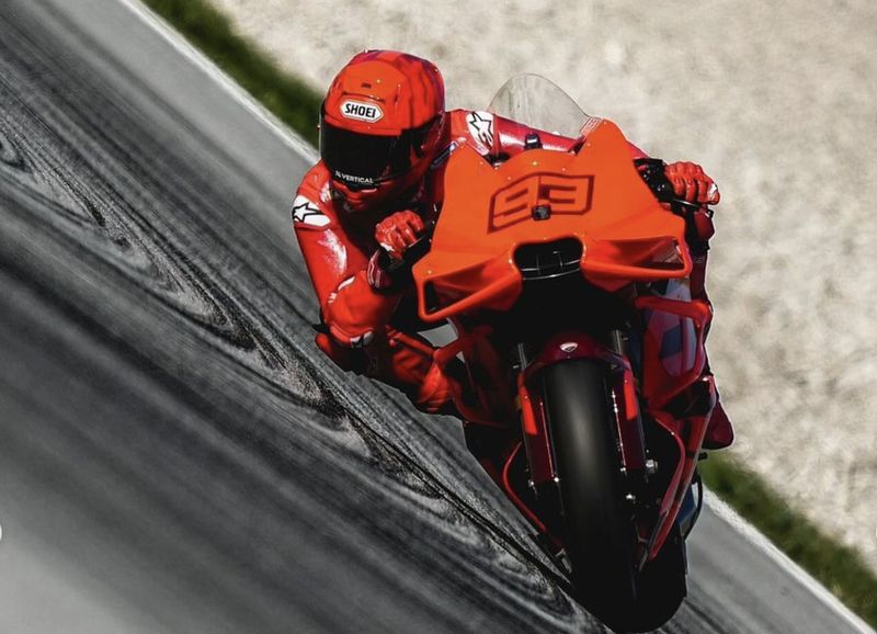 Pebalap Ducati Lenovo Marc Marquez melakukan tes resmi MotoGP di Barcelona (19/11)