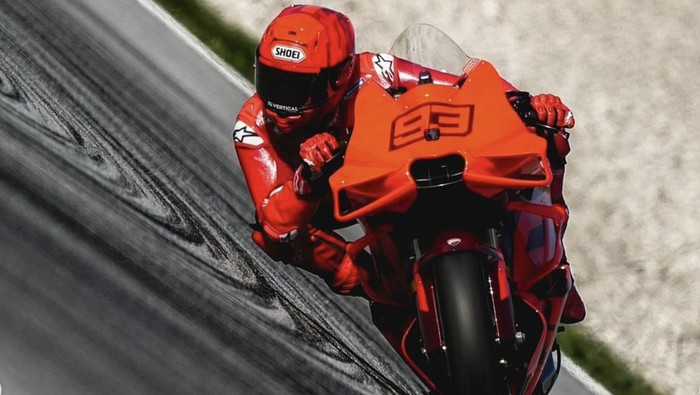 Pebalap Ducati Lenovo Marc Marquez melakukan tes resmi MotoGP di Barcelona (19/11)