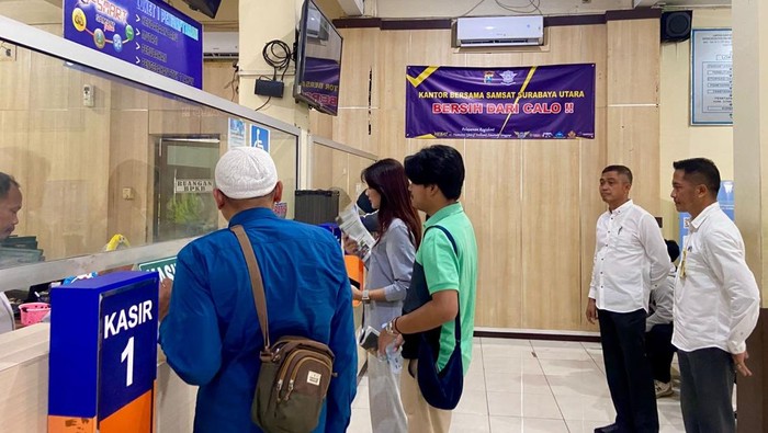 Pemohon yang mengikuti pemutihan di KB Samsat Surabaya Utara mengalami lonjakan