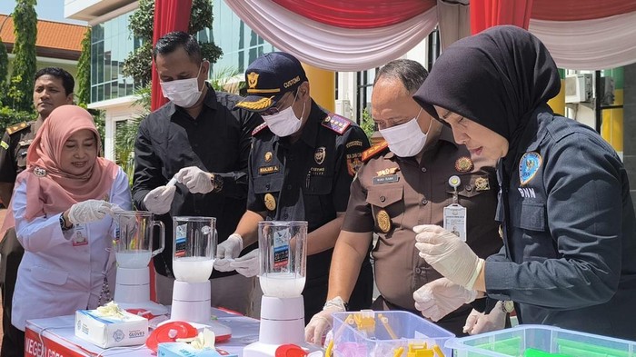 Pemusnahan barang bukti dengan diblender yang digelar Kejari Gresik