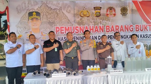 Polres Buleleng menggelar pemusnahan barang bukti hasil penindakan dan pengungkapan berbagai kasus, Rabu (20/11/2024). (Made Wijaya Kusuma/detikBali)