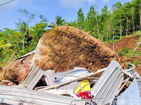Penampakan batu besar yang menghantam rumah warga dalam bencana longsor yang menewaskan 4 orang di Kecamatan Bruno, Kabupaten Purworejo, Rabu (20/11/2024).