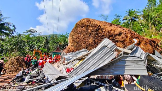 Penampakan batu besar yang menghantam rumah warga dalam bencana longsor yang menewaskan 4 orang di Kecamatan Bruno, Kabupaten Purworejo, Rabu (20/11/2024).