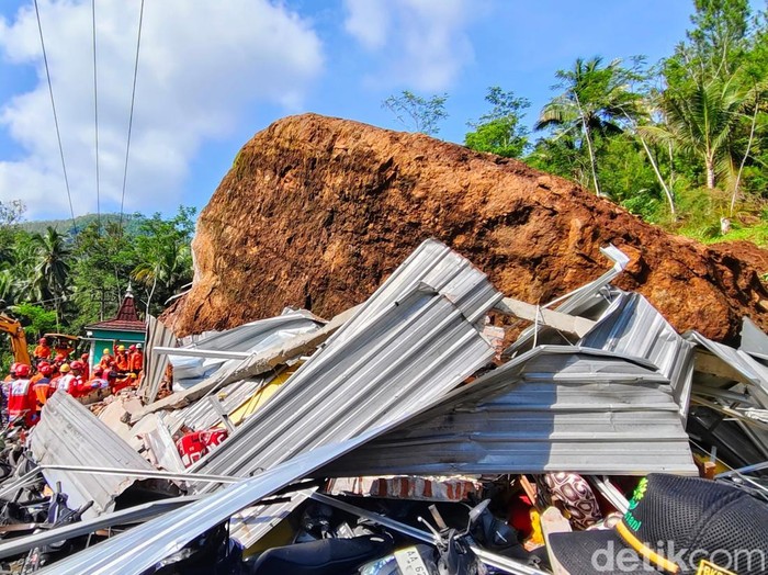 Penampakan batu besar yang menghantam rumah warga dalam bencana longsor yang menewaskan 4 orang di Kecamatan Bruno, Kabupaten Purworejo, Rabu (20/11/2024).