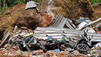 Selain itu, puluhan sepeda motor tertimbun material longsoran.  