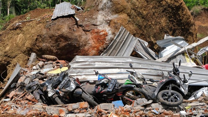 Warga menyaksikan lokasi bencana tanah longsor di desa Plipiran Bruno, Purworejo, Jawa Tengah, Rabu (20/11/2024). Longsor yang terjadi akibat hujan deras pada Selasa (19/11/2024) tersebut mengakibatkan empat warga meninggal dan puluhan sepeda motor tertimbun material longsoran. ANTARA FOTO/Anis Efizudin/agr