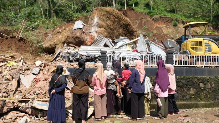 Penampakan Longsor di Purworejo yang Tewaskan 4 Orang Sekeluarga Warga menyaksikan lokasi bencana tanah longsor di desa Plipiran Bruno, Purworejo, Jawa Tengah, Rabu (20/11/2024). Longsor yang terjadi akibat hujan deras pada Selasa (19/11/2024) tersebut mengakibatkan empat warga meninggal dan puluhan sepeda motor tertimbun material longsoran. ANTARA FOTO/Anis Efizudin/agr