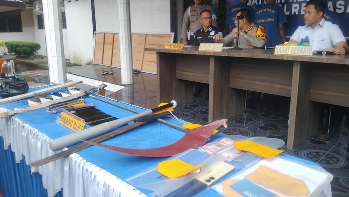 Penampakan senjata tajam milik geng motor remaja di Asahan. (Perdana Ramadhan/detikSumut)