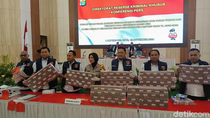 Penampakan uang Rp 9,4 miliar dari korupsi Bendungan Margatiga Lampung Timur.