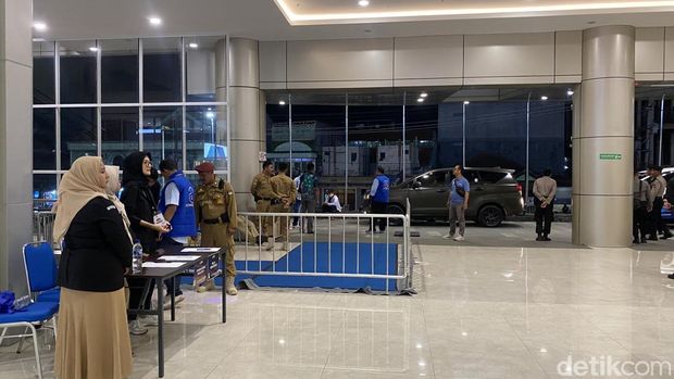 Pendukung mulai berdatangan ke Muladi Dome, Semarang jelang debat ketiga Pilgub Jateng, Rabu (20/11/2024).