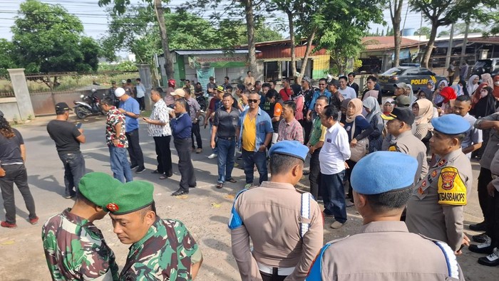 Pendukung Wahdi-Qomaru datangi kantor KPU Metro yang dijaga ketat.
