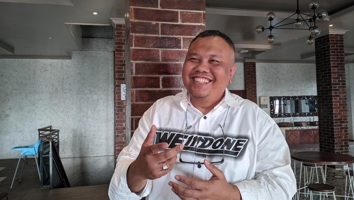 Pengamat Komunikasi Politik Universitas Paramadina Jakarta, Hendri Satrio, saat ditemui di Mataram, Rabu sore (20/11/2024). (Ahmad Viqi/detikBali)