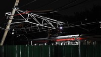 Miringnya tiang Listrik Aliran Atas (LAA) ini mengggangu perjalanan Commuter Line Bekasi-Cikarang. 