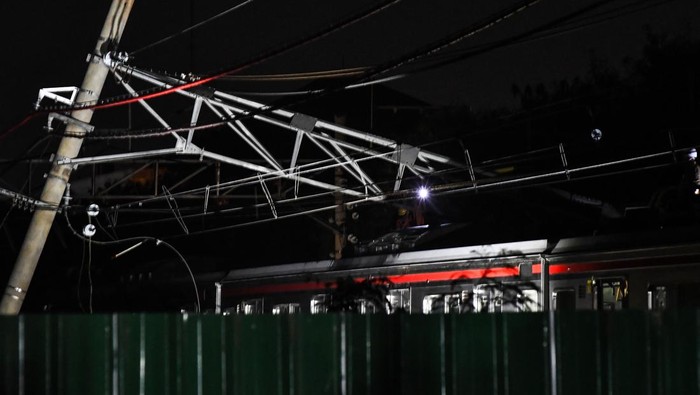 Penumpang KRL Commuter Line menunggu transportasi umum untuk melanjutkan perjalanan akibat gangguan tiang Listrik Aliran Atas (LAA) di Stasiun Cakung, Jakarta Timur, Selasa (19/11/2024). Perjalanan KRL Commuter Line Bekasi-Cikarang mengalami gangguan akibat tiang LAA yang miring menutupi jalur kereta di Harapan Mulya dan perjalanan kereta untuk sementara hanya sampai Stasiun Cakung. ANTARA FOTO/ Fakhri Hermansyah/wpa.