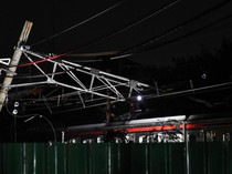 Potret Tiang LAA Miring Tutupi Jalur Kereta di Bekasi