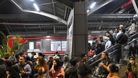 Penumpang KRL Commuter Line menunggu transportasi umum untuk melanjutkan perjalanan akibat gangguan tiang Listrik Aliran Atas (LAA) di Stasiun Cakung, Jakarta Timur, Selasa (19/11/2024). 