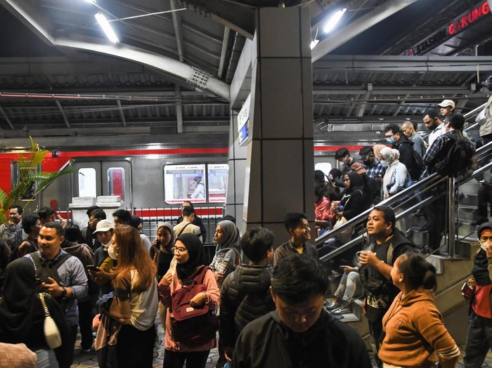 Penumpang KRL Commuter Line menunggu transportasi umum untuk melanjutkan perjalanan akibat gangguan tiang Listrik Aliran Atas (LAA) di Stasiun Cakung, Jakarta Timur, Selasa (19/11/2024). Perjalanan KRL Commuter Line Bekasi-Cikarang mengalami gangguan akibat tiang LAA yang miring menutupi jalur kereta di Harapan Mulya dan perjalanan kereta untuk sementara hanya sampai Stasiun Cakung.  ANTARA FOTO/ Fakhri Hermansyah/wpa.