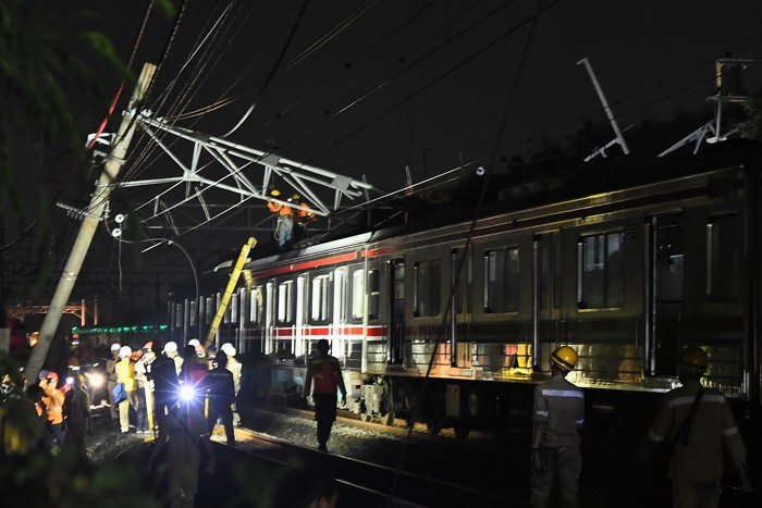 Penumpang KRL Commuter Line menunggu transportasi umum untuk melanjutkan perjalanan akibat gangguan tiang Listrik Aliran Atas (LAA) di Stasiun Cakung, Jakarta Timur, Selasa (19/11/2024). Perjalanan KRL Commuter Line Bekasi-Cikarang mengalami gangguan akibat tiang LAA yang miring menutupi jalur kereta di Harapan Mulya dan perjalanan kereta untuk sementara hanya sampai Stasiun Cakung.  ANTARA FOTO/ Fakhri Hermansyah/wpa.