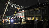 Sejumlah petugas memperbaiki tiang Listrik Aliran Atas (LAA) yang miring menutupi jalur KRL Commuter Line di Harapan Mulya, Bekasi, Jawa Barat, Selasa (19/11/2024). 