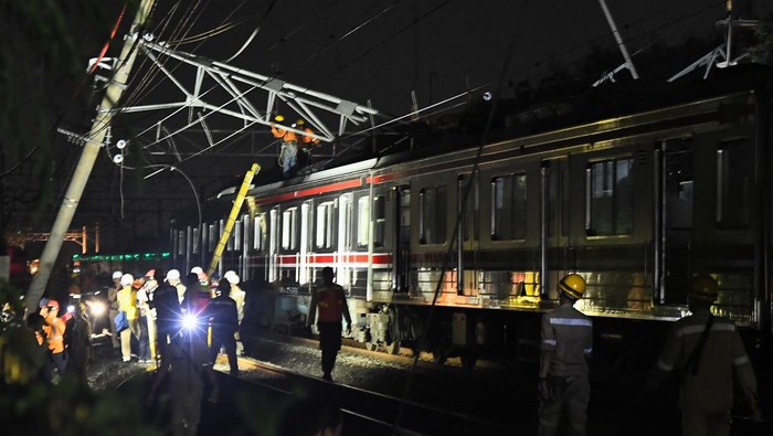 Penumpang KRL terdampak tiang LAA yang miring di Bekasi Penumpang KRL Commuter Line menunggu transportasi umum untuk melanjutkan perjalanan akibat gangguan tiang Listrik Aliran Atas (LAA) di Stasiun Cakung, Jakarta Timur, Selasa (19/11/2024). Perjalanan KRL Commuter Line Bekasi-Cikarang mengalami gangguan akibat tiang LAA yang miring menutupi jalur kereta di Harapan Mulya dan perjalanan kereta untuk sementara hanya sampai Stasiun Cakung. ANTARA FOTO/ Fakhri Hermansyah/wpa.