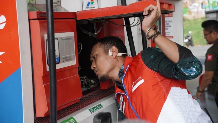 Petugas melakukan sidak di SPBU wilayah DIY
