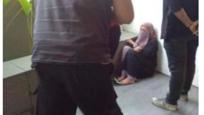 perempuan bercadar bawa pisau masuk gereja