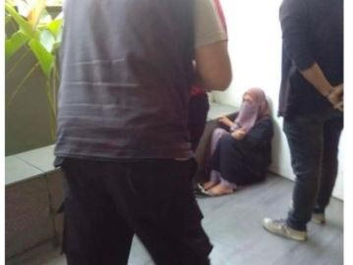 perempuan bercadar bawa pisau masuk gereja
