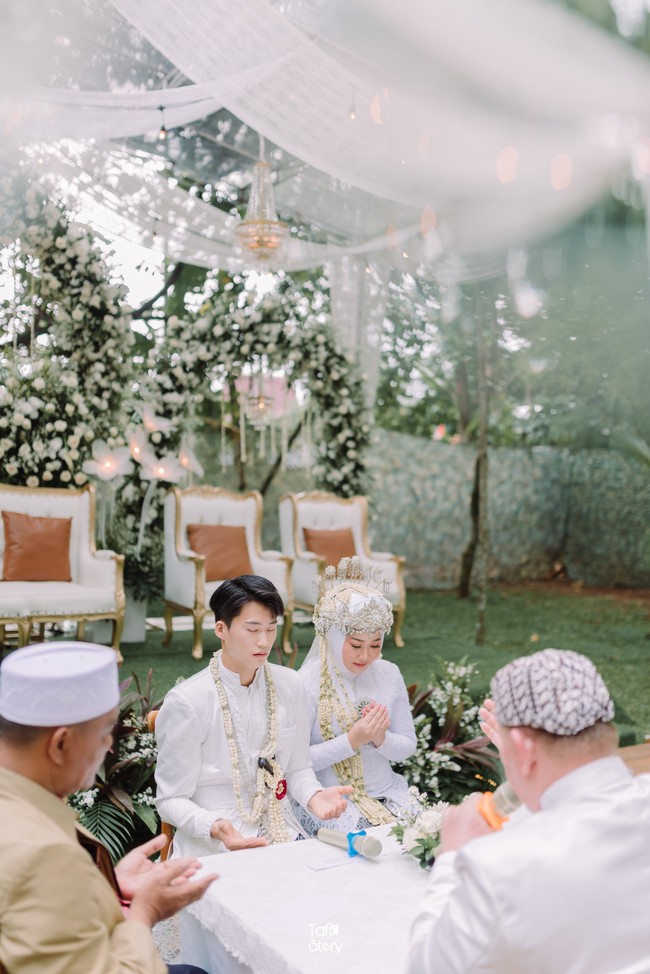 Pria asal Korea Selatan itu menunjukkan kesungguhannya untuk menikahi Entin dan resmi menjadi seorang mualaf. Semua persiapan berkas pernikahan diurus berdua. Untuk proses persiapan pernikahan Chan sudah mualaf dari 1 tahun sebelum menikah, kemudian dokumen kita urus sendiri dari mulai Kedutaan sampe ke KUA... jelas Entin. Dan akhirnya pada Jumat (13/9/2024), Chan dan Entin resmi menjadi pasangan suami istri. Pernikahan mereka yang dilangsungkan di Jati Cafe Depok, Jawa Barat juga dihadiri kedua orang tua Chan dari Korea Selatan. Foto: Dok. pribadi @taf_story.