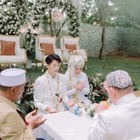 Pria asal Korea Selatan itu menunjukkan kesungguhannya untuk menikahi Entin dan resmi menjadi seorang mualaf. Semua persiapan berkas pernikahan diurus berdua. Untuk proses persiapan pernikahan Chan sudah mualaf dari 1 tahun sebelum menikah, kemudian dokumen kita urus sendiri dari mulai Kedutaan sampe ke KUA... jelas Entin. Dan akhirnya pada Jumat (13/9/2024), Chan dan Entin resmi menjadi pasangan suami istri. Pernikahan mereka yang dilangsungkan di Jati Cafe Depok, Jawa Barat juga dihadiri kedua orang tua Chan dari Korea Selatan. Foto: Dok. pribadi @taf_story.