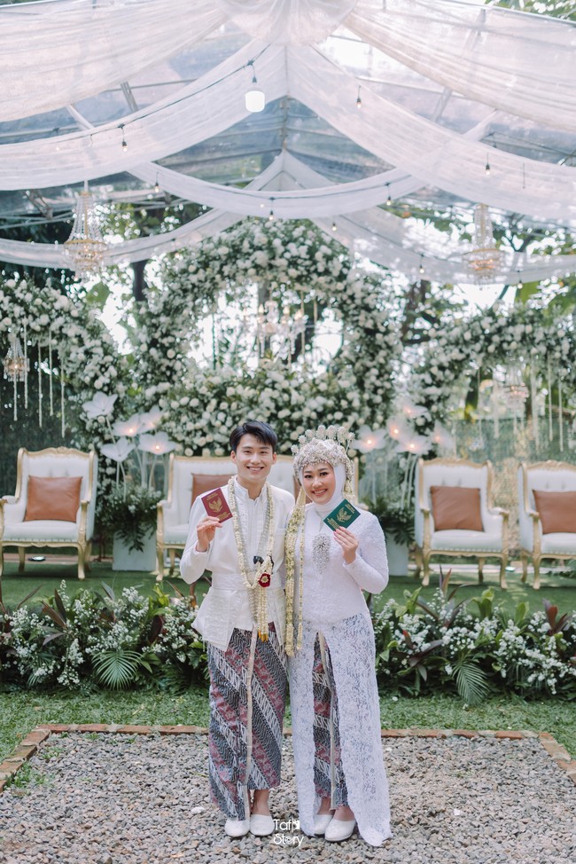 Entin menceritakan pertemuan pertamanya dengan Chan lewat sebuah aplikasi. Pasangan Korea-Indonesia itu awalnya berkomunikasi dengan bahasa Inggris. Chan dan Entin kemudian menjalani hubungan jarak jauh, sampai akhirnya pria mirip Lee Do Hyun itu terbang ke Indonesia untuk menghampiri Entin sebagai kejutan. Foto: Dok. pribadi @taf_story.