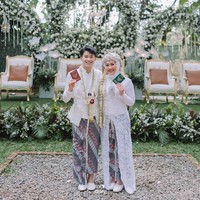 Entin menceritakan pertemuan pertamanya dengan Chan lewat sebuah aplikasi. Pasangan Korea-Indonesia itu awalnya berkomunikasi dengan bahasa Inggris. Chan dan Entin kemudian menjalani hubungan jarak jauh, sampai akhirnya pria mirip Lee Do Hyun itu terbang ke Indonesia untuk menghampiri Entin sebagai kejutan. Foto: Dok. pribadi @taf_story.