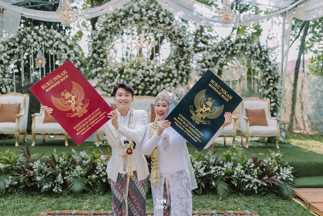 Istri dari Chan, Entin pun bersedia dimintai keterangan oleh Wolipop saat dihubungi via WhatsApp. Entin mengaku tidak menyangka video pernikahannya dengan sang suami akan viral. Terlebih disorot karena kemiripan Chan dengan Lee Do Hyun. Bahkan di awal pertemuannya dengan pria Korea itu, Entin tidak sadar bahwa Chan mirip Lee Do Hyun seperti yang ramai disebutkan warga TikTok. Foto: Dok. pribadi @taf_story.