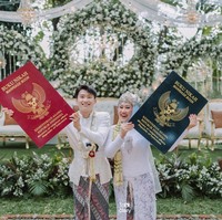 Istri dari Chan, Entin pun bersedia dimintai keterangan oleh Wolipop saat dihubungi via WhatsApp. Entin mengaku tidak menyangka video pernikahannya dengan sang suami akan viral. Terlebih disorot karena kemiripan Chan dengan Lee Do Hyun. Bahkan di awal pertemuannya dengan pria Korea itu, Entin tidak sadar bahwa Chan mirip Lee Do Hyun seperti yang ramai disebutkan warga TikTok. Foto: Dok. pribadi @taf_story.