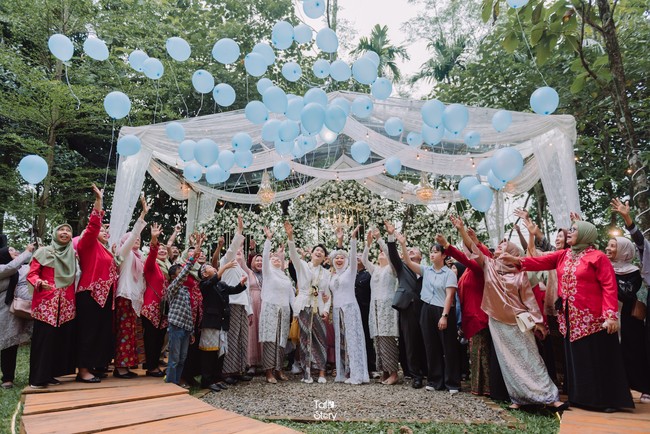 Wolipop sudah mengonfirmasi Taupan Ramdani dari Taf Story yang mengunggah video pernikahan tereebut. Pria yang akrab disapa Tovan ini menceritakan di balik video unggahannya. “Reaksi awal kita menganggap pengantin pria tidak bisa berbahasa Indonesia, ternyata pengantin pria bisa berbahasa Indonesia sedikit sedikit. Dan pengantinnya juga friendly banget,” kata Tovan kepada Wolipop lewat WhatsApp. Tovan menjelaskan acara pernikahan diadakan di Jati cafe Venue, 13 September 2024, dengan tema garden party. Foto: Dok. pribadi @taf_story.