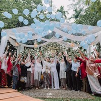 Wolipop sudah mengonfirmasi Taupan Ramdani dari Taf Story yang mengunggah video pernikahan tereebut. Pria yang akrab disapa Tovan ini menceritakan di balik video unggahannya. “Reaksi awal kita menganggap pengantin pria tidak bisa berbahasa Indonesia, ternyata pengantin pria bisa berbahasa Indonesia sedikit sedikit. Dan pengantinnya juga friendly banget,” kata Tovan kepada Wolipop lewat WhatsApp. Tovan menjelaskan acara pernikahan diadakan di Jati cafe Venue, 13 September 2024, dengan tema garden party. Foto: Dok. pribadi @taf_story.