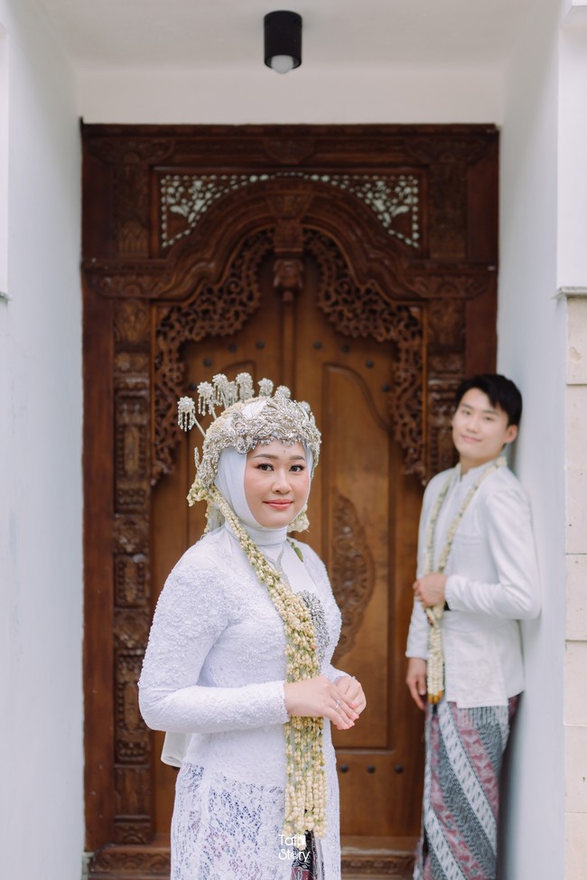 Ialah Chan, pengantin pria asal Korea Selatan yang meminang wanita Indonesia bernama Entin. Pengantin pria mirip Lee Do Hyun itu viral setelah video pernikahannya dibagikan akun TikTok @taf_story pada Minggu (29/9/2024). Keduanya tampak serasi memakai baju pengantin adat Sunda. Foto: Dok. pribadi @taf_story.