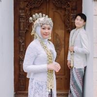 Ialah Chan, pengantin pria asal Korea Selatan yang meminang wanita Indonesia bernama Entin. Pengantin pria mirip Lee Do Hyun itu viral setelah video pernikahannya dibagikan akun TikTok @taf_story pada Minggu (29/9/2024). Keduanya tampak serasi memakai baju pengantin adat Sunda. Foto: Dok. pribadi @taf_story.