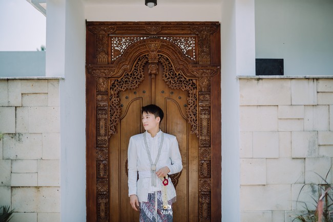 Kalau untuk persiapan pesta jujur ini sangat simple karena kita mempercayakan semuanya sama WO Griyabunga dan aku sama Chan tinggal kasih preferensi dekorasi yang dimau... Untuk MUA aku pilih JohannafMUA yang memang hasil make up nya bagus banget di aku... Make up yang bisa nunjukin aku dalam versi terbaikku... Ngga lupa juga Taf Story kita pilih sebagai photographer dan videographer untuk meng-capture semua moment yang ada di wedding kita dengan hasil fotonya yang super bagus, sambung Entin, dalam keterangannya kepada Wolipop. Pengantin pria viral mirip Lee Do Hyun, Chan sering membagikan video kesehariannya bersama sang istri, Entin melalui akun TikTok @chanchan.korea yang sudah diikuti lebih dari 19,3 ribu Followers. Foto: Dok. pribadi @taf_story.